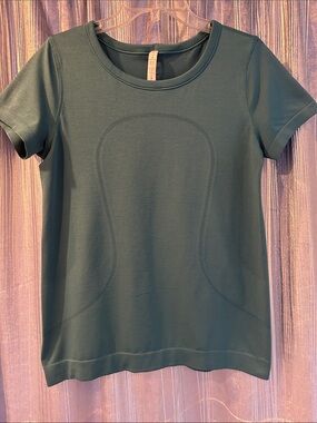 LULULEMON Swiftly Tech Short-Sleeve Shirt 
Hip Length Size 8 Teal